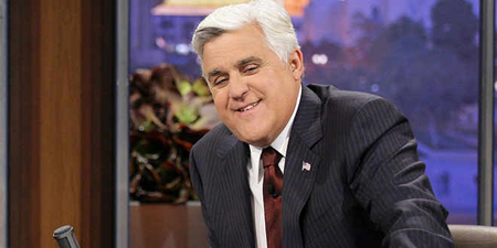 Leno se despediría ayer en la noche acompañado por Billy Crystal y Garth Brooks, los que fueron sus primeros invitados, y emprenderá un nuevo camino con una gira de monólogos por todo el país.
