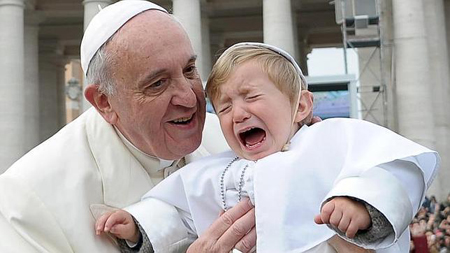 El papa recibió con una sonrisa y dio un beso a un niño de poco más de un año, que iba disfrazado con la tradicional sotana blanca