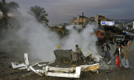 Medios libaneses informaron de que un millar de combatientes rebeldes de esta ciudad están huyendo a la región de Arsal, de mayoría suní, en el noreste del Líbano, y favorable a la oposición siria