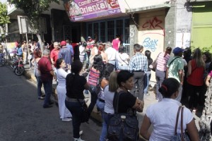 Consumidores compran lo que pueden ante la persistente escasez