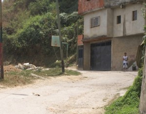 Lugareños ponen en riesgo su integridad en improvisada cancha