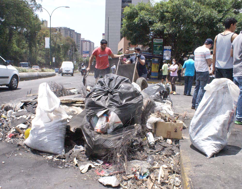 Con escobas en mano vecinos de San Antonio dijeron no a las barricadas