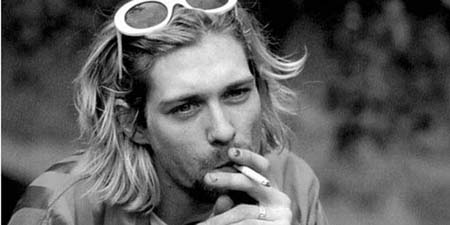 El vocalista del grupo Nirvana fue encontrado muerto en su residencia en abril de 1994. La autopsia concluyó que el cantante se disparó en la cabeza con una escopeta encontrada en la escena