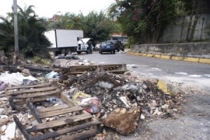 41-36 Basura y escombros obstruyen la vialidad