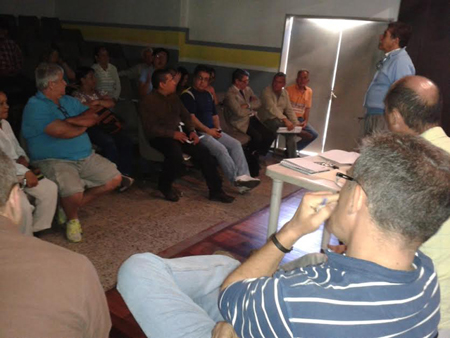 Alcalde José Fernández en reunión con los vecinos.