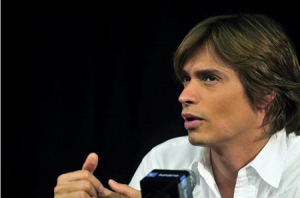 El cantante venezolano aprovechó una entrevista del diario El País de España para enviarle un mensaje al presidente Nicolás Maduro.