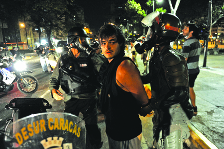 Los operativos ordenados por el presidente Nicolás Maduro consisten en una mayor presencia policial, detención de radicales y decomisos, lo que se ha concentrado en Caracas, San Cristóbal y Valencia.
