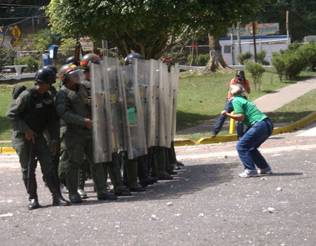 La imagen de 9 efectivos de la Guardia Nacional Bolivariana (GNB) apuntando con sus armas e impidiendo que una patrulla de la Policía de Carrizal trasladara varios heridos, generó este miércoles indignación en las redes sociales en una jornada de protesta que se extendió por más de 12 horas
