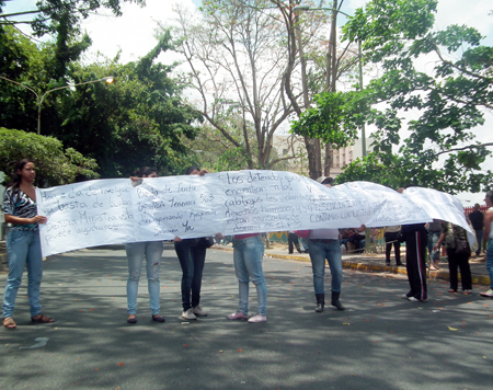 Las madres, esposas y hermanas de los detenidosen los calabozos de la Policía de Miranda, continuaron con su protesta frente a la comandancia General.