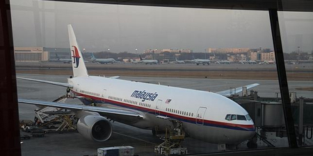 "El tren de aterrizaje derecho del aparato no funcionó bien al despegar y el avión tuvo que volver a Kuala Lumpur", señaló la aerolinea, que sigue sacudida por la pérdida y probable accidente del Boeing 777