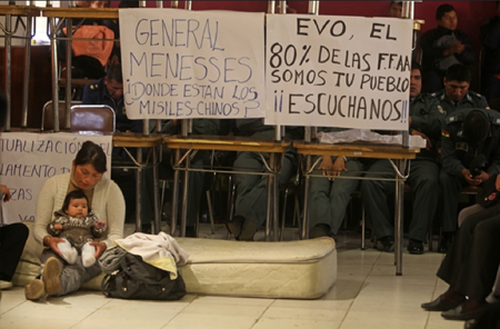 Cientos de militares bolivianos salieron a protestar por mejoras salariales y demás beneficios AGENCIAS