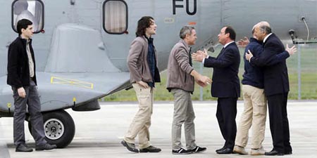 El presidente francés, François Hollande, y el ministro de Exteriores, Laurent Fabius, los recibieron en el aeropuerto militar de Villacoublay, a las afueras de París, donde llegaron poco antes de las 07.00 horas GMT procedentes de Turquía