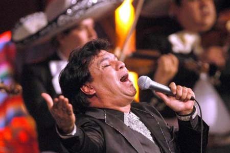 Recientemente dieron a conocer que Juan Gabriel está muy grave, debido a que padece cáncer de intestino, sin embargo, amigos cercanos salieron en su defensa