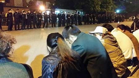 Centenares de familiares de los desaparecidos del vuelo MH370 hicieron vigilia a las puertas de la embajada de Malasia en Pekín
