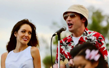 La periodista venezolana, Patricia Zavala prendó a James Blunt y la incluyó en su último videoclip ARCHIVO
