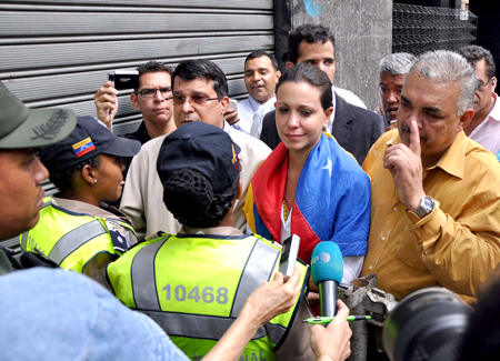 La diputada, que llevaba una bandera de Venezuela en el cuello y una rosa blanca en la mano, exhibió su credencial de parlamentaria mientras abandonaba los alrededores del Parlamento a bordo de una motocicleta