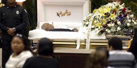 Familiares de Cheo Feliciano recibieron a centenares de personas que acudieron al funeral del desaparecido cantante