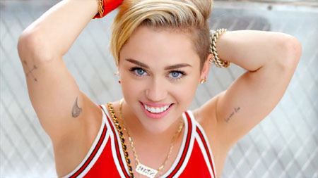 Hace poco Cyrus, mostró sus pezones posando para la revista W, la versión alemana de Vogue y también en la portada del single Adore You, por lo visto, Miley no tiene planes para detener esta tendencia