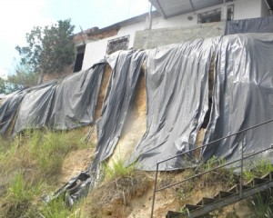 El terreno sigue cediendo y los vecinos temen por la llegada del invierno