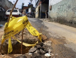Vecinos piden a Hidrocapital reparar la vía