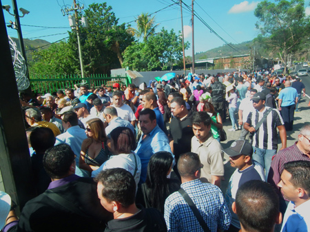 Para el cierre de esta edición, los clientes que se encontraban en las puertas del concesionario La Venezolana no habían obtenido respuesta oficial
