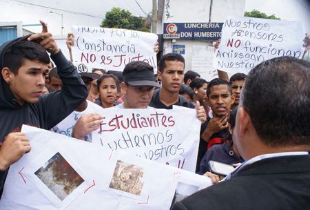 Estudiantes se calentaron y trancaron la calle Alí Primera