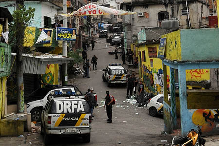 Tiroteo en favelas de Alemao de Rio de Janeiro, dejó dos policías heridos de bala AGENCIAS