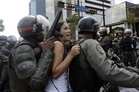 Los jóvenes que pedían la liberación de sus compañeros, fueron aprehendidos por efectivos castrenses en la manifestación que tenía como destino la Fiscalía General de la República