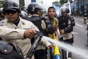 Hoy en Caracas la GNB en horas de la madrugada, tomó por sorpresa a los campamentos que los estudiantes mantenían en distintas zonas de los municipios Sucre y Baruta a manera de protesta pacífica. Los jóvenes fueron apresados y trasladados al Core 5 en el Paraíso.