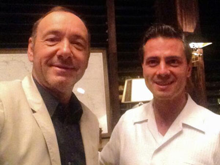 El popular actor estadounidenses Kevin Spacey compartió esta foto con el presidente mexicano Enrique Peña Nieto AGENCIAS