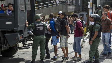 El jefe del Core 5, mayor general Manuel Quevedo, informó que han sido liberadas 27 de las 105 personas que fueron detenidas el miércoles en Chacao AGENCIAS