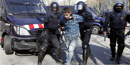 La policía regional catalana arrestó a 27 personas, entre ellas dos menores, a quienes acusa de delitos contra el orden público