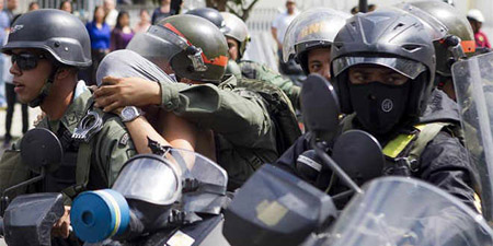 Unos 80 manifestantes fueron detenidos este miércoles en Caracas tras incidentes en una marcha estudiantil opositora AFP