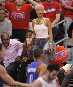  Rihanna se cambió de look y se parece a Nicki Minaj