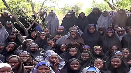 El Boko Haram exhibió fotos de las jovencitas secuestradas en Nigeria y pidió a cambio la liberación de presos islamitas