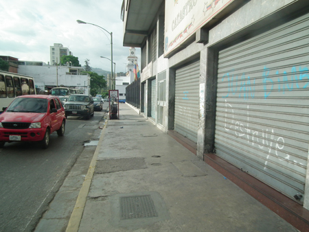 Comercios del centro de Los Teques bajaron temprano sus santamarías