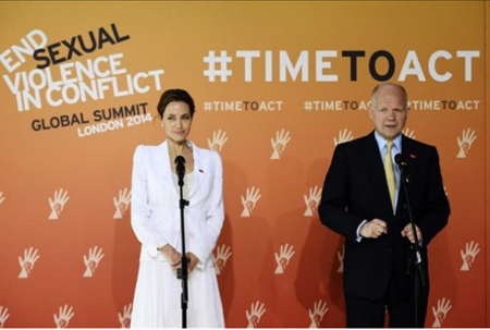 En el escenario junto a Hague, Jolie dedicó esta cumbre a una mujer bosnia a la que conoció en Sarajevo y cuya historia le impactó