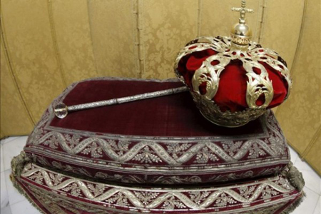 Hay muy pocas oportunidades de poder contemplar con detalle la corona y el cetro de los reyes de España, ya que normalmente permanecen en la cámara acorazada del Palacio Real de Madrid