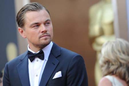 DiCaprio recorrió la calle frente al mar conocida como 'Orla Bardot' y compró una chaqueta de nylon con cierre en Osklen