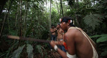 Ecuador, que prevé demandar a entidades de Estados Unidos por extraer sin consentimiento sangre de indígenas huaorani para fines investigativos AP