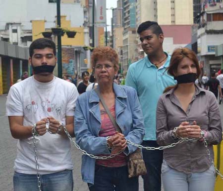 Luis Carlos Matos, consejero universitario de la UCV junto a Daniel Martínez Yabrudy, Presidente de la FCE de la USB, expresaron que continuarán en las calles protestando AGENCIAS