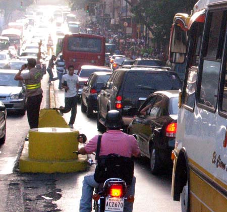Debido a la falla eléctrica de este viernes, el caos se apoderó de las calles de Caracas y Altos Mirandinos.
