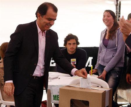 Zuluaga depositó su voto en un colegio electoral del barrio El Country de Bogotá, lugar al que llegó en compañía de su esposa, Martha Ligia Martínez