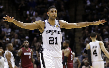 Duncan se fajó en los tableros, otra vez AP / Eric Gay