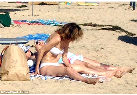 Jennifer lucía un sencillo bikini blanco, sin maquillaje y con el cabello alborotado y lleno de arena