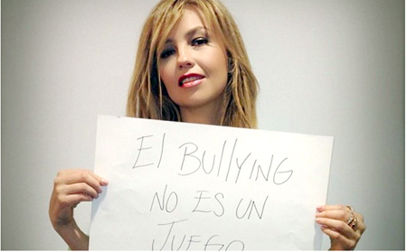 La cantante posó con un letrero que lee “El bullying NO es un juego” y compartió dicha imagen en las redes sociales