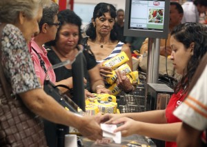 Largas colas para adquirir la harina pan en los Alto Mirandinos