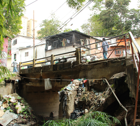 Más de 50 viviendas del callejón El Carmen se encuentran en riesgo debido al mal estado del terreno que ha ido cediendo por el paso de la quebrada Camatagua.