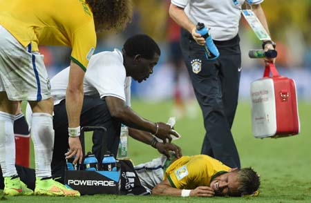 El delantero de la selección brasileña Neymar se fracturó una vértebra en el partido contra Colombia, y está fuera de la Copa del Mundo. El número 10 se lesionó después de tomar una rodilla en la espalda en la segunda mitad del juego.