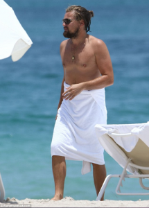 Leo se veía bien tímido, ató una toalla blanca alrededor de su barriga mientras disfrutaba de un día en la playa en Miami